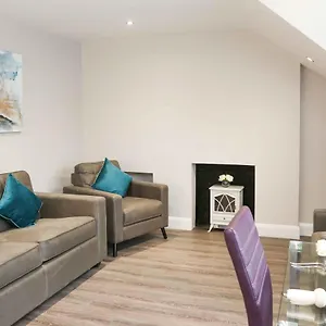  Apartment Serviced - Eglantine